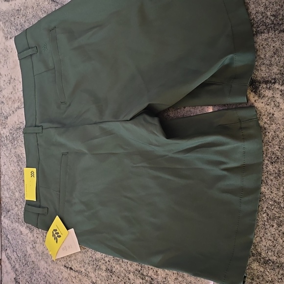 All in Motion Men's Cargo Golf Shorts in green - Picture 2 of 5